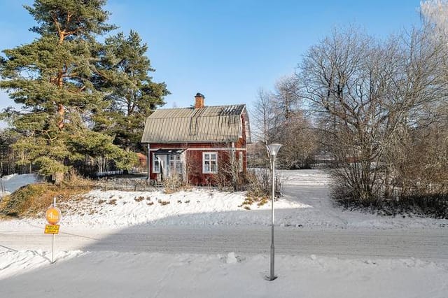 Cottage exterior view