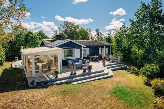 Exterior view of Mellåsen 5 with lake in the background