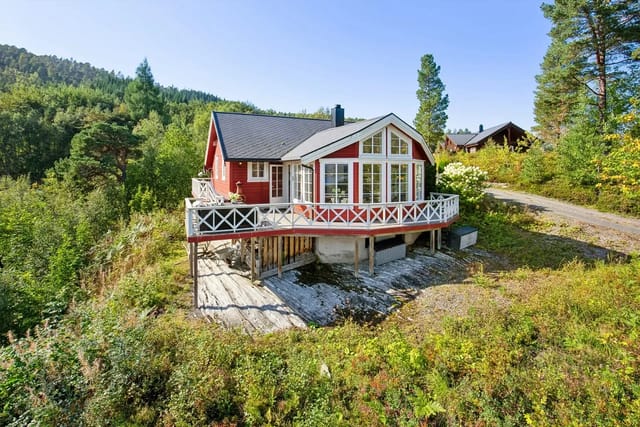 DNB Eiendom welcomes you to Smøraugvegen 3, 6680 Halsanaustan! A beautiful and spacious holiday home from 2008 located in scenic surroundings. Great view over Skålvikfjorden. 2 bedrooms + loft.