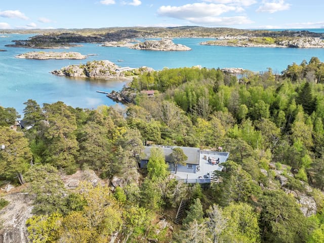 Welcome to Malmøya 21 - The cabin is partially shielded by the terrain