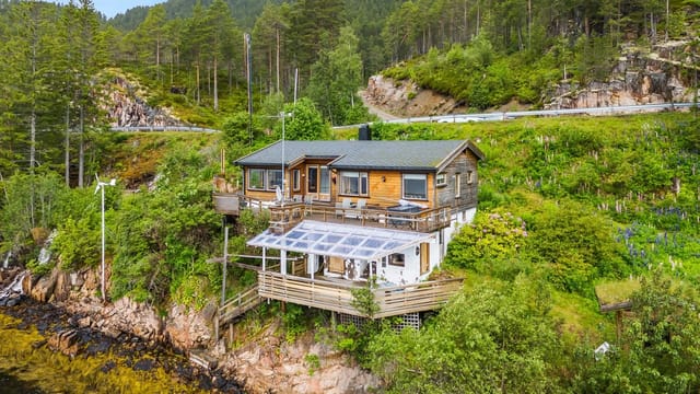 Welcome to Åstfjordsveien 746 - A holiday home with a rarely idyllic location right by the water's edge.