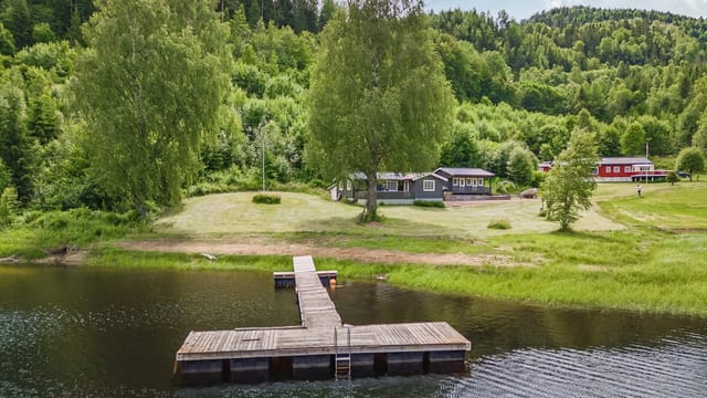 Welcome to Løkkeveien 174 - Beautiful and spacious leisure property with large, private plot. Waterfront. Private dock with boat space. Car access all the way.