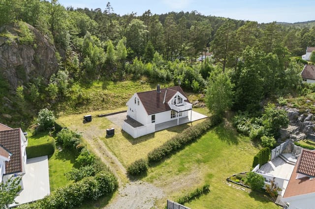 Welcome to Hellevigheia 17! Well-maintained cabin on a sunny and private plot near a beautiful beach and private boat slip.