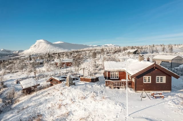 Mountain Broker is pleased to present this unique mountain courtyard at the top of Lykkja!