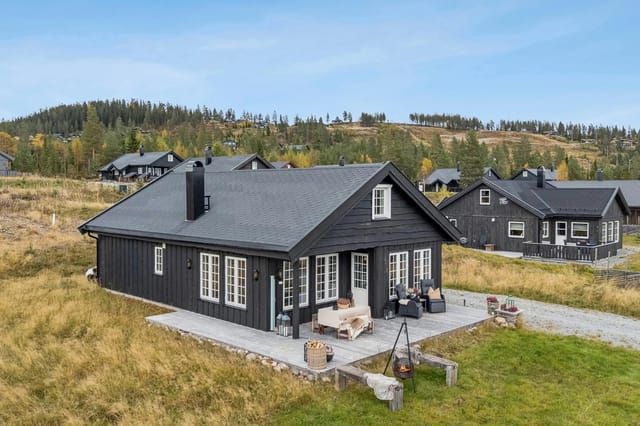 Welcome to Storjegerveien 2 and this beautiful cabin close to everything Furutangen has to offer