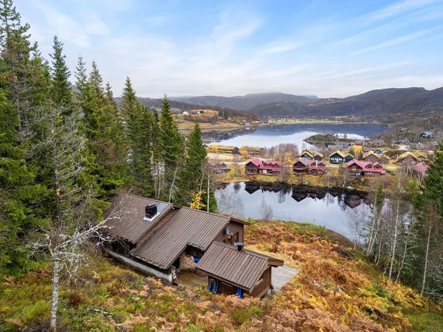 EiendomsMegler1 v/Torill Kalsaas presents Sirdalsveien 7165 with a view over Svartevatn, Myraleidet, and Sinnesvannet.