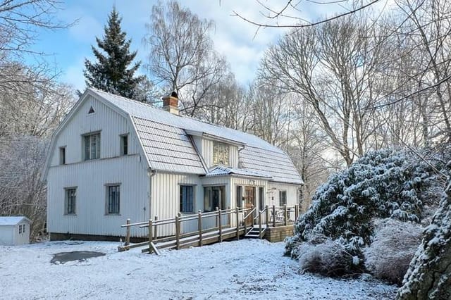 8 room Farm with agriculture on Rydbovägen 12 Hemsjö Alingsås municipality