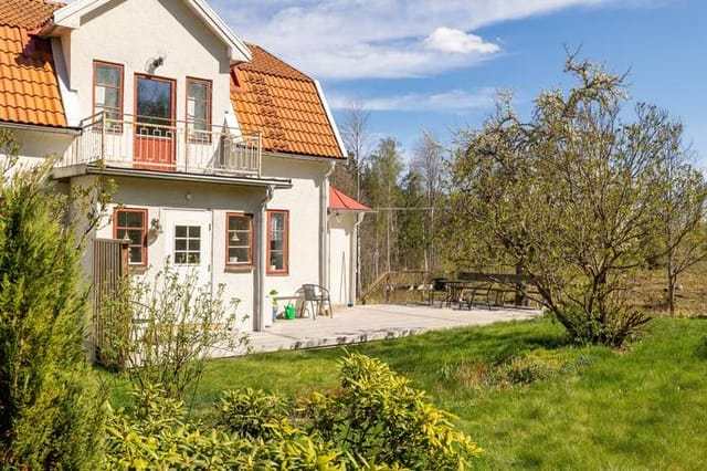 Exterior view of the villa and garden
