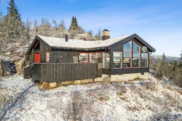 Welcome to Øvre Kvambekk 96. A beautiful family cabin with a secluded location, surrounded by beautiful nature. The cabin is only a short distance from well-prepared ski trails, perfect for both relaxation and active outdoor days.