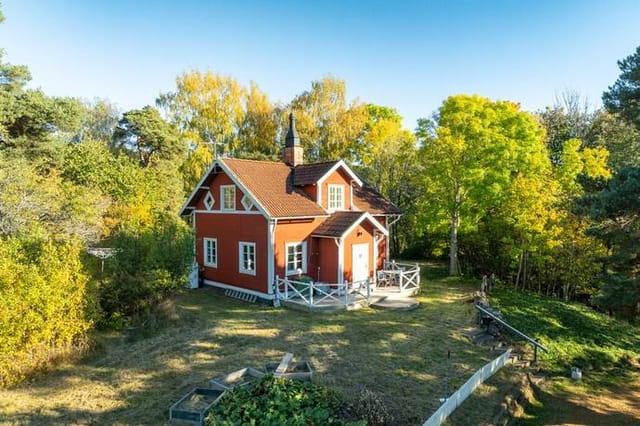 Front view of the house and garden