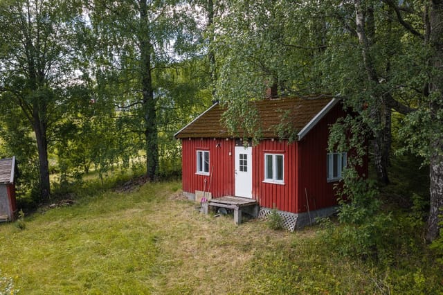 Leisure property with idyllic location by Krøderfjorden