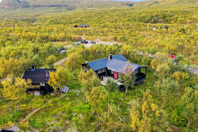 The cabin has an impeccable location with immediate proximity to one of East Finnmark's most popular salmon rivers.