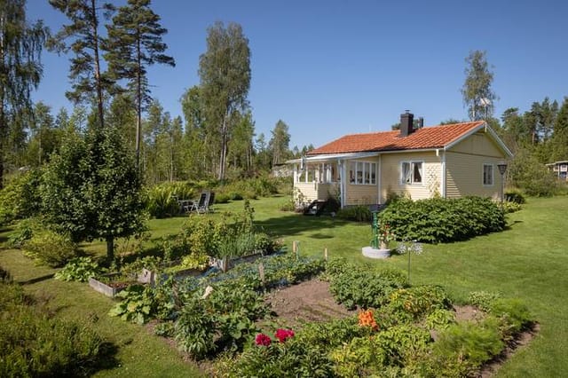 Exterior view of the cottage and garden