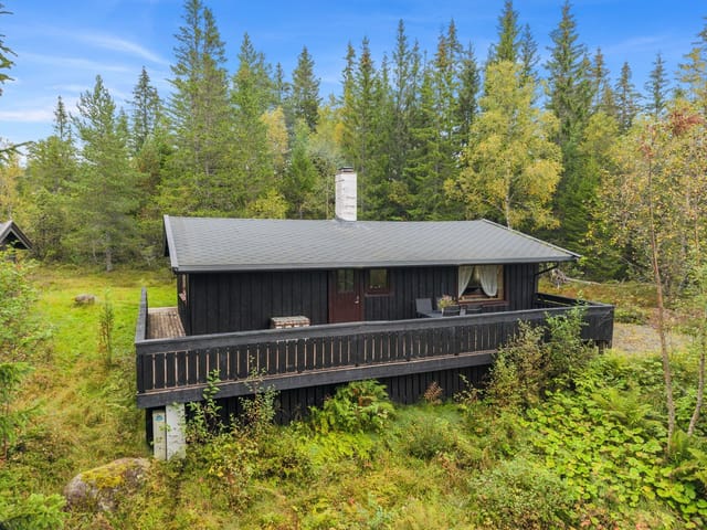 Welcome to Kvernsjøveien 108! A charming leisure property with a cozy and secluded location in the heart of nature in Vanvikan.