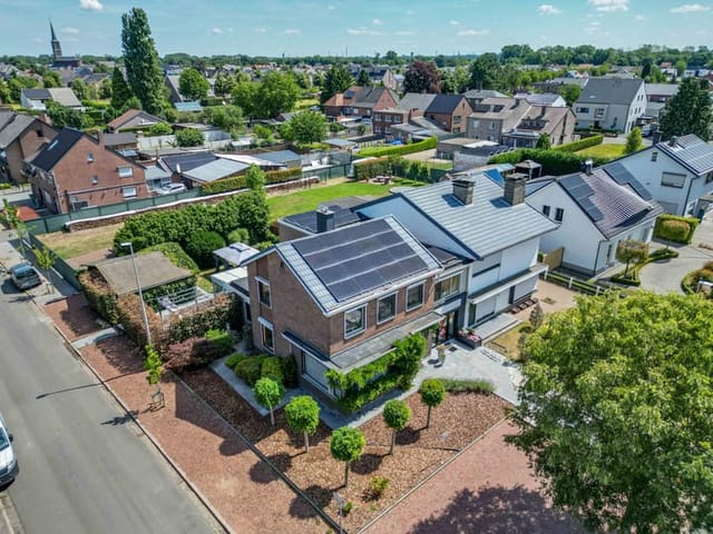 Front view of Rodenbachstraat 6, Maasmechelen