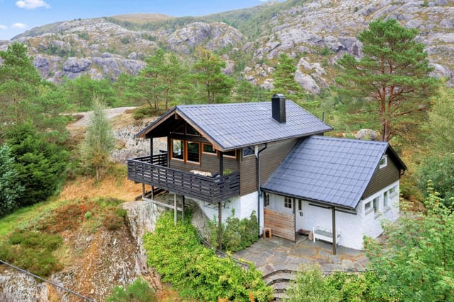 Front view of the cabin at Langavatnet 10, Gullbotn