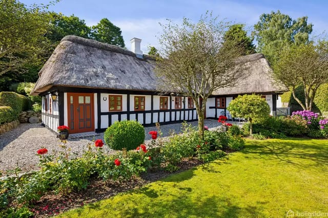 Thatched house with a well-maintained garden and idyllic atmosphere