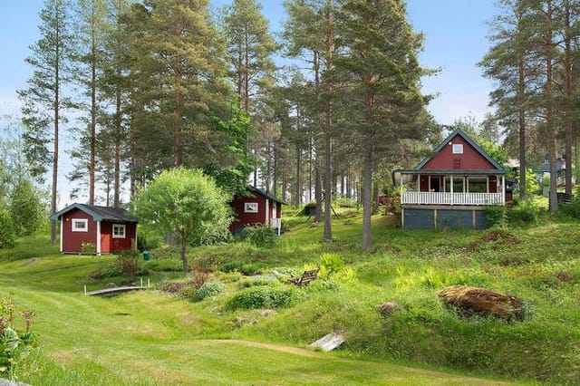 Main house and garden with lake view