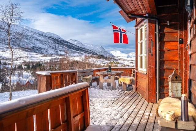 Welcome to Fosslivegen 35 - Presented by Arild Lothe and Svein Olav Holdhus at Eiendomsmegler Norge.