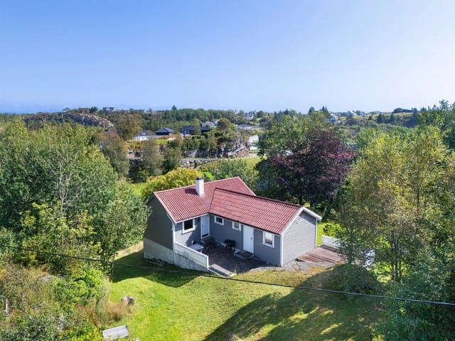 Welcome to idyllic and rural surroundings. Enjoy lazy summer days with plenty of space. Large garden, excellent sunlight, and a private plot.