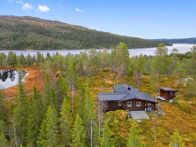Welcome to Bjørbekken 35 – a thoroughly and tastefully renovated leisure property with stunning views towards Skardfjellet, Sandvika.