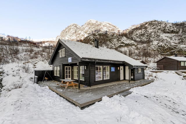 Welcome to Valldal in Røldal - Beautiful, modern cabin in snow-secure Valldal. Stunning nature and great hiking opportunities right outside the cabin, and you are at the Røldal Alpine Center in 15 minutes.