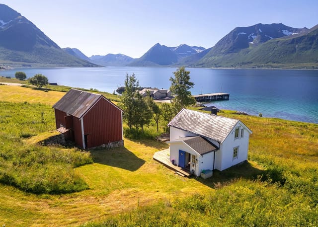 Welcome to Austerlandet 248 in Godfjorden - Cozy and well-maintained holiday home with 2 bedrooms, barn, and boathouse. Seafront plot of 7,600 sqm.