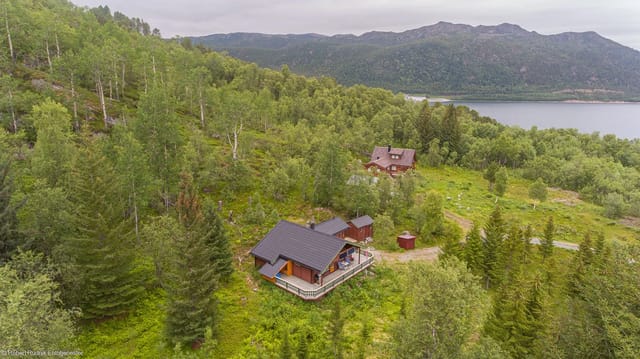 Spacious cabin with three bedrooms and large loft - attractive location in Sør-Senja.