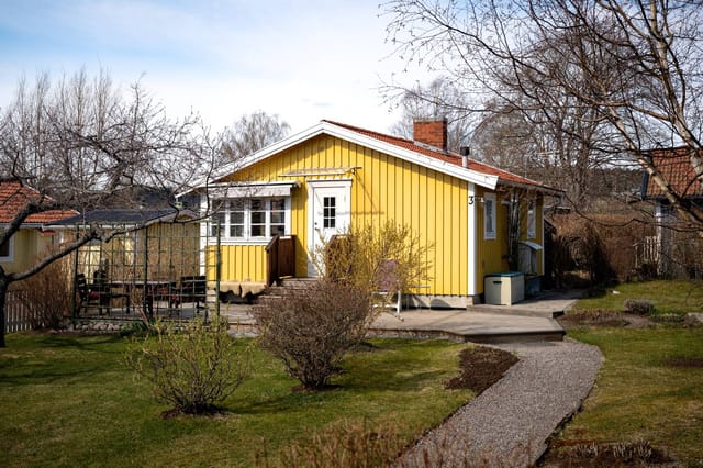 Exterior view of the cottage and garden