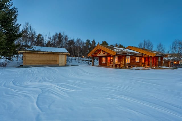 The cabin is a handcrafted quality log cabin built by Brødrene Bjørndalsæter Woodcarving Workshop.