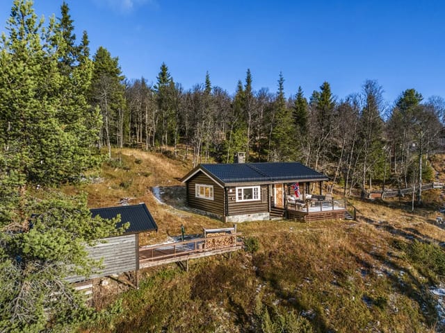 Welcome to Gamle Øknevegen 34, a property presented by EiendomsMegler 1 Fjellmegleren!