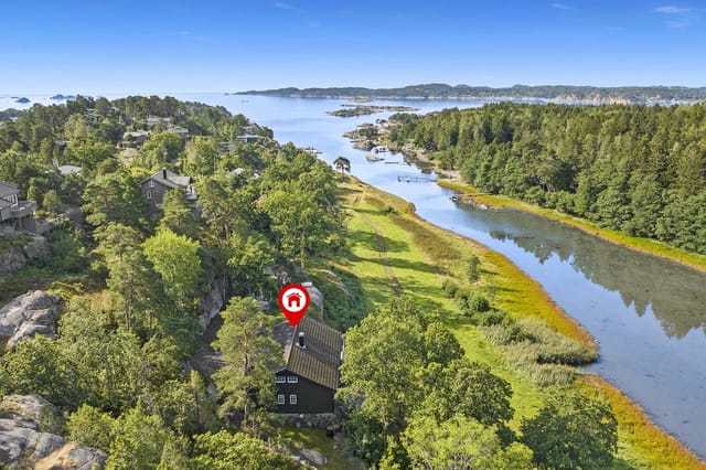 Welcome to Årøskogen 20, a sunny leisure property with a beautiful cabin from 2011, boat mooring, and stunning views.