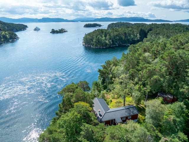 Welcome to Innerøya 1! Holiday home with large natural plot, shoreline, boathouse, and beautiful views over Halhjemsosen.