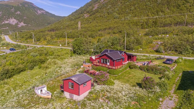 Aktiv Finnsnes presents Medbyveien 150! Cabin with idyllic location in Medby, immediate proximity to wilderness and shoreline – connected to electricity, water, and sewage.