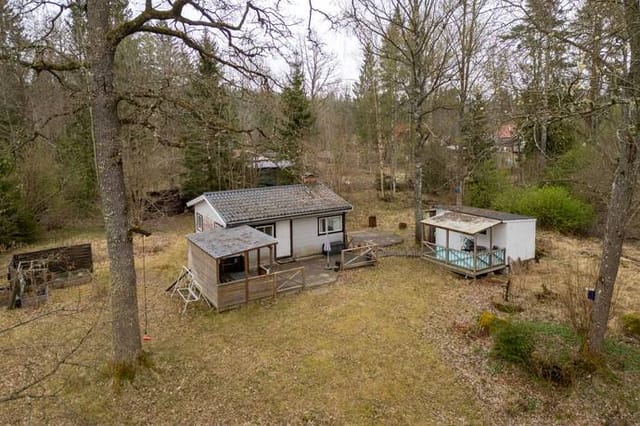 Front view of the holiday home and garden