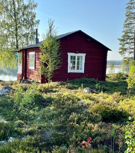 Exterior view of the log cabin on Grycken 680