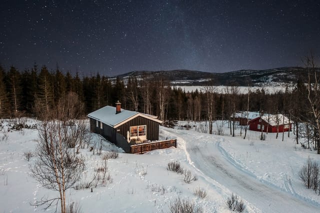 Overview of the mountain cabin and its surroundings