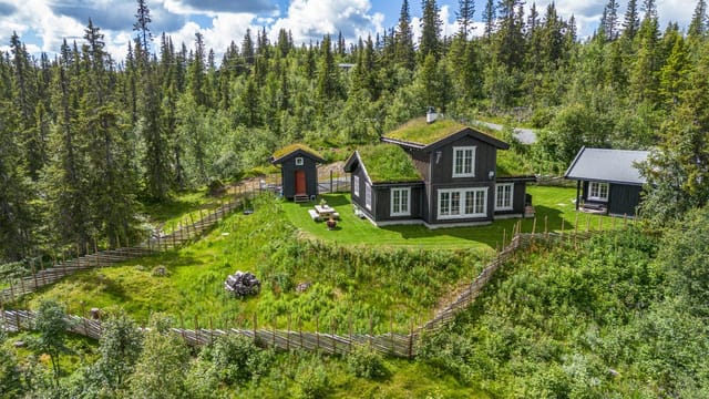 Real estate agent Ida Follinglo presents this beautiful property at Søndre Fjellstølen. Photo: Christine Stokkebryn