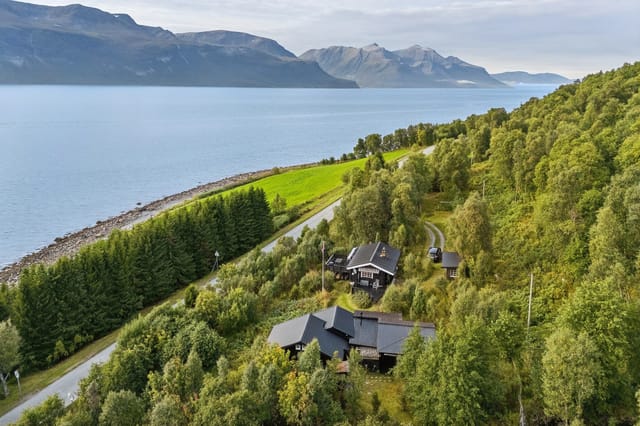 Ullsfjordveien 1337, a spacious leisure property by Ullsfjorden in idyllic surroundings on the Lyngen Peninsula.