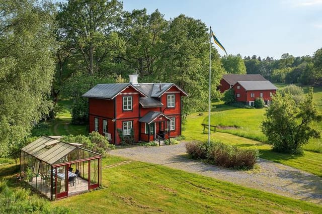 10 room farm without agriculture at Ekängen Sörmland Katrineholms kommun