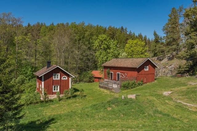 Exterior view of the cottage and garden
