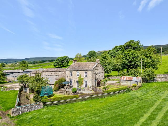 Front view of West End Farmhouse