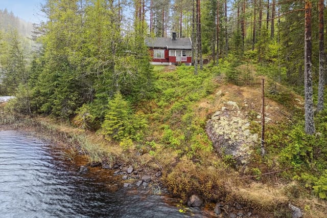 Secluded surroundings and shoreline along Sætersjøen.