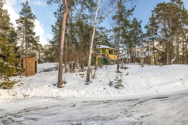 Exterior view of the holiday home and garden