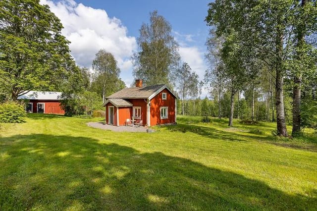 Exterior view of the cottage and garden