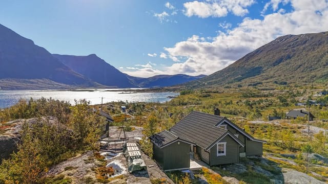 Welcome to Skjelvikmarka 10 - A charming cabin on Sandhornøya located in an idyllic cabin area with beautiful surroundings, good sun conditions, and fantastic views of mountains and sea.