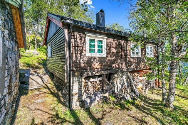 Welcome to "Artist's Cabin" by Skoddebergvannet. The cabin is beautifully located by the water. Beautiful view and good sun conditions. Electricity installed.