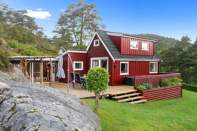 Front view of the cabin and garden