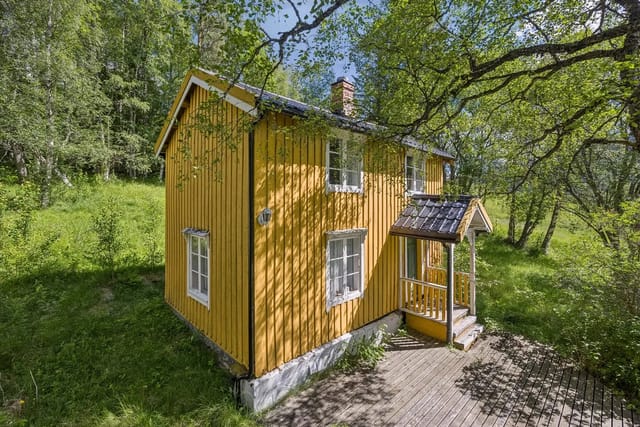 DNB Eiendom welcomes you to Singsås and Rørosveien 3093! A leisure property with a large plot located in a scenic and idyllic area with close proximity to the salmon river Gaula.