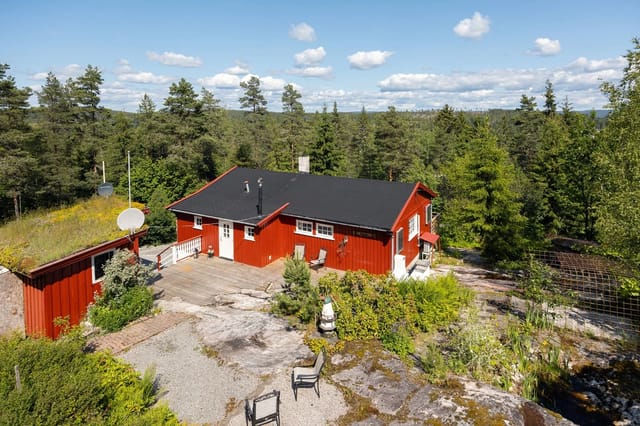 Front view of the cabin and outbuilding